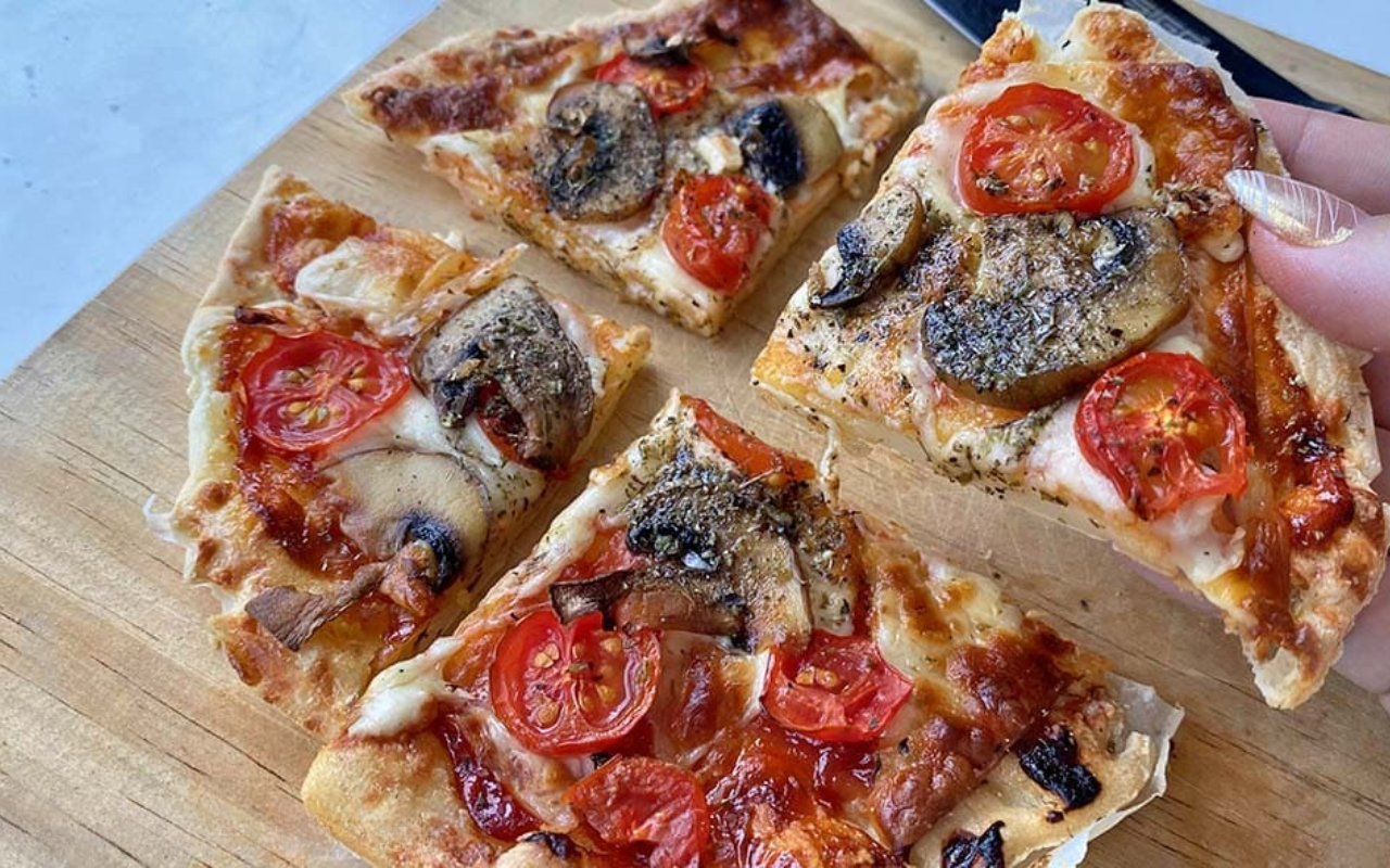 Pizza de Tapioca Natureba com Cogumelos e Tomates Cereja: Leve, Crocante e Tão Gostosa que a Família Vai Amar!