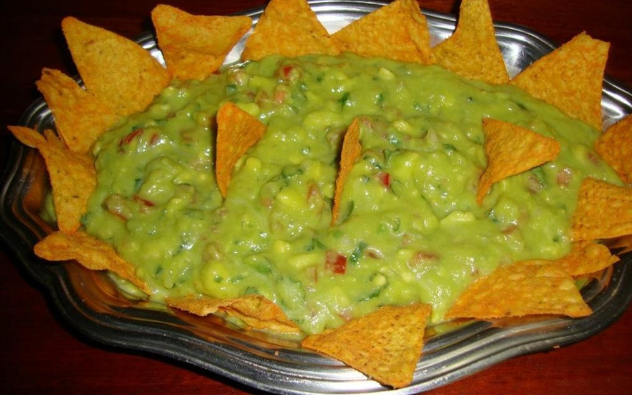 Guacamole caseira com Doritos! Quem prova, pede bis — e é impossível resistir.