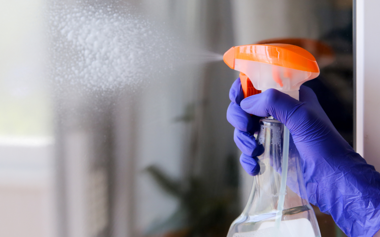 Dicas Infalíveis para Limpar Vidros e Espelhos com Produtos Naturais