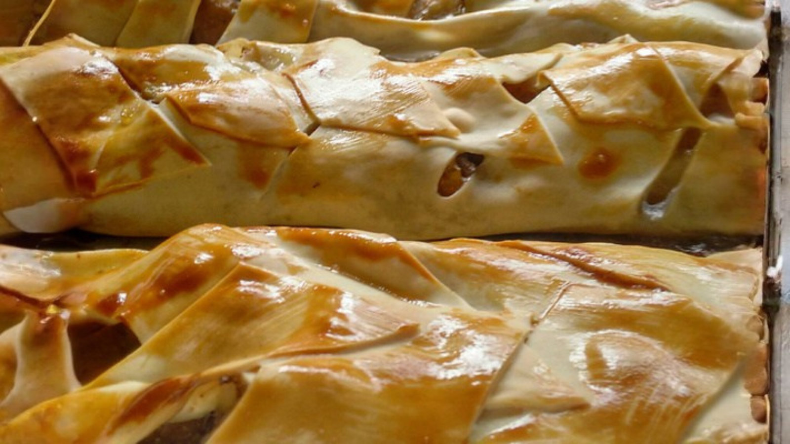 as visitas piram por Esse Strudel de Banana Trançado Douradinho – Vai Sumir em Minutos da Mesa!