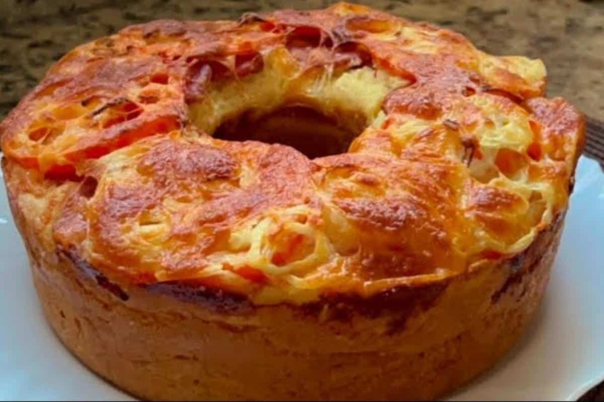 Bolo Salgado de Tomate e Calabresa: Igual Pizza, Todo Mundo Adora!