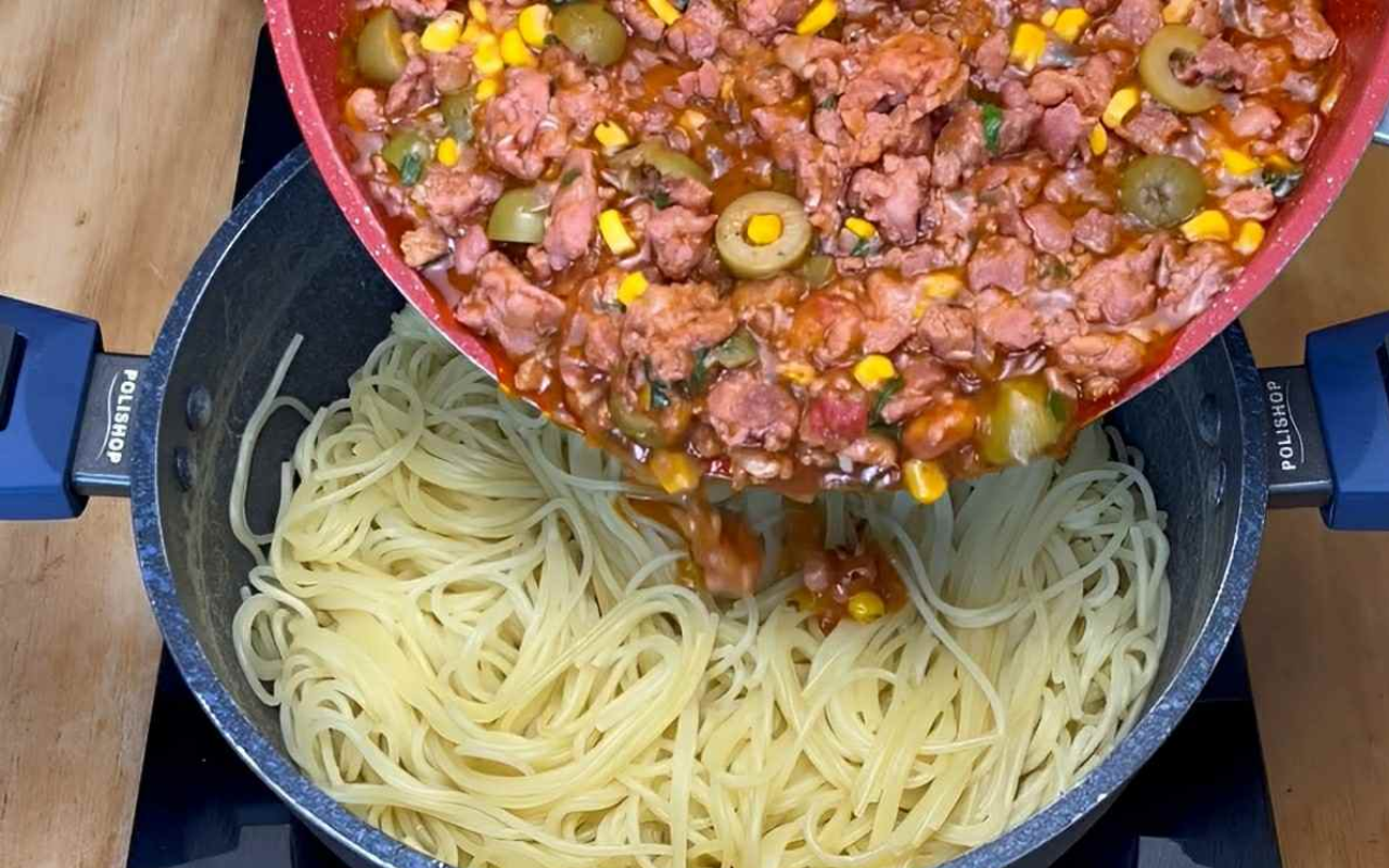 Macarrão de Pobre com Linguiça que Fica Rico de Sabor: A Família Vai Raspar a Panela!