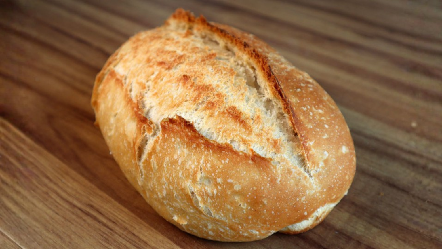 Esse Pão Caseiro Fica Tão Macio e Crocante Que Parece de Padaria – Quando Faço, a Família Devora Ainda Quente!