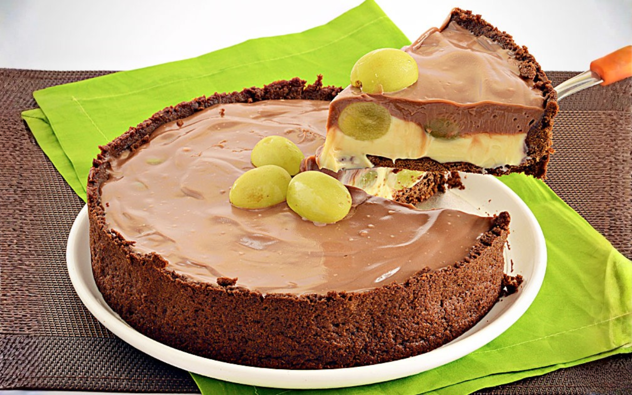 Essa Torta de Chocolate com Uvas é Tão deliciosa Que Some em 10 Minutos da Mesa – Fiz pro Jantar e Até Quem “Não Gosta de Doce” Pediu a Receita!