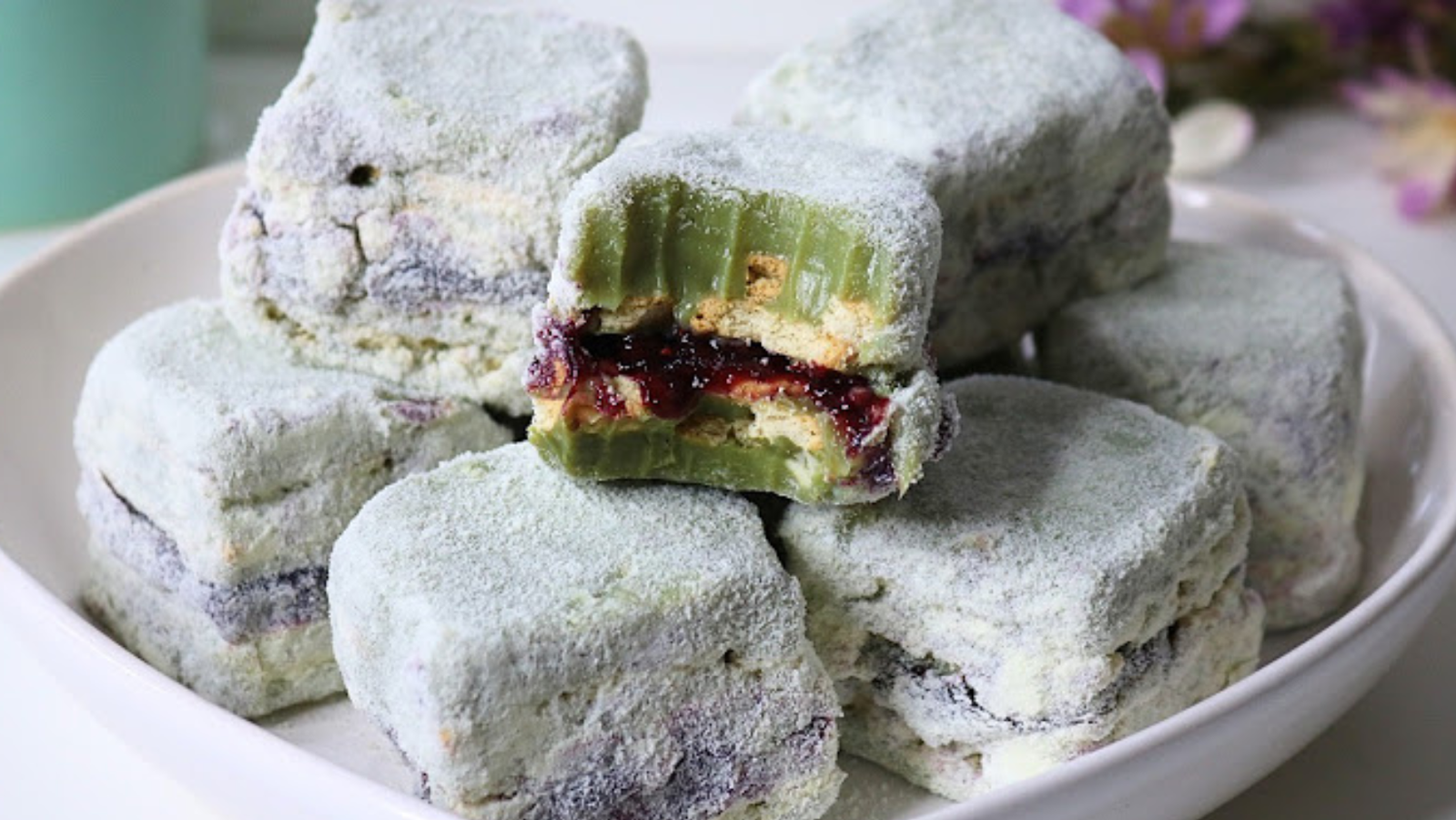 Esse Mochi Quadrado Recheado com Geleia de Framboesa é Tão Macio e Cremoso Que Derrete na Boca – Quando Faço, Ninguém Acredita Que É Caseiro!