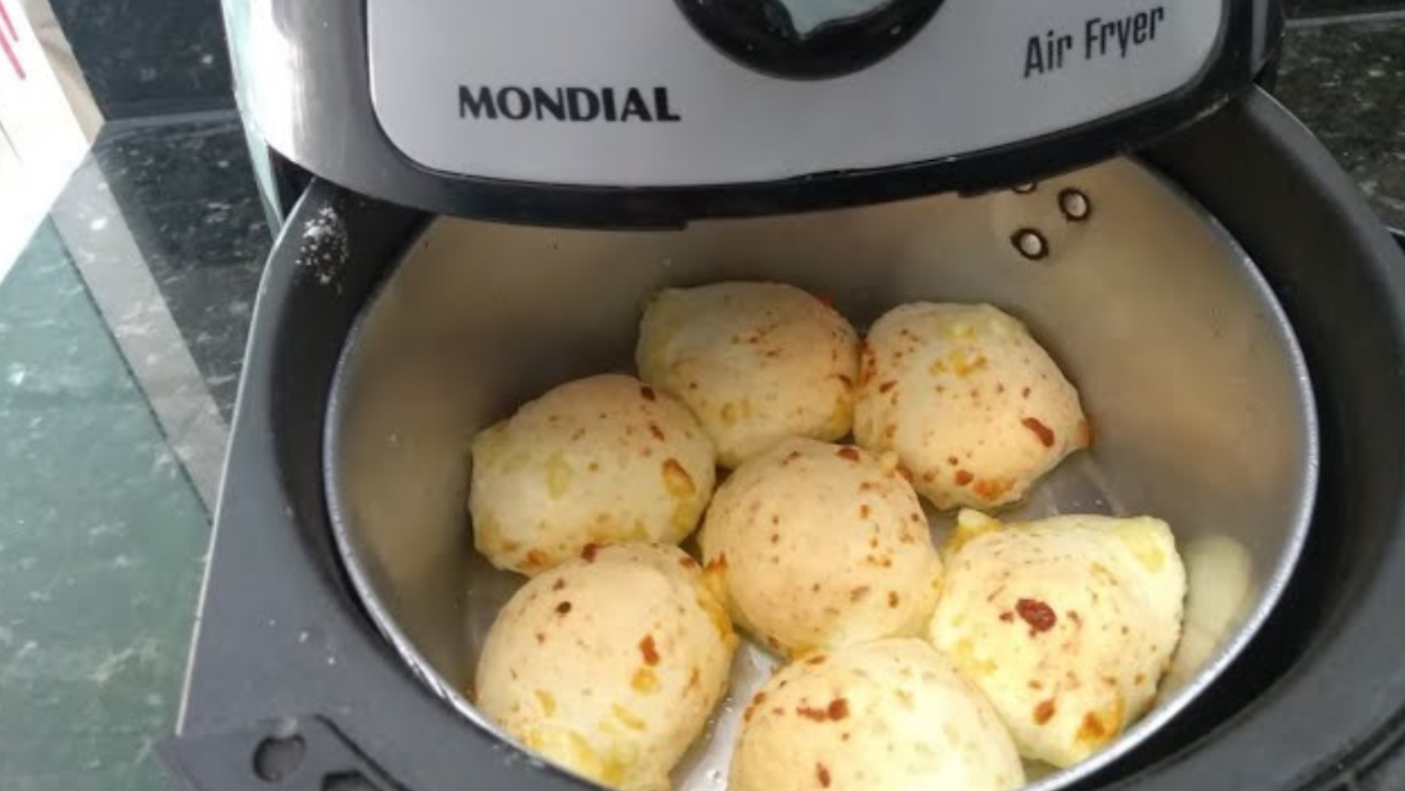 Esse Pão de Queijo na Airfryer Fica Tão Crocante por Fora e Macio por Dentro Que Some em 5 Minutos da Mesa!