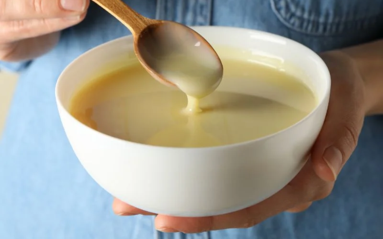 Esse Leite Condensado Caseiro Fica Tão Cremoso e Doce Que Você Nunca Mais Comprar de Caixinha – Faça em 15 Minutos!