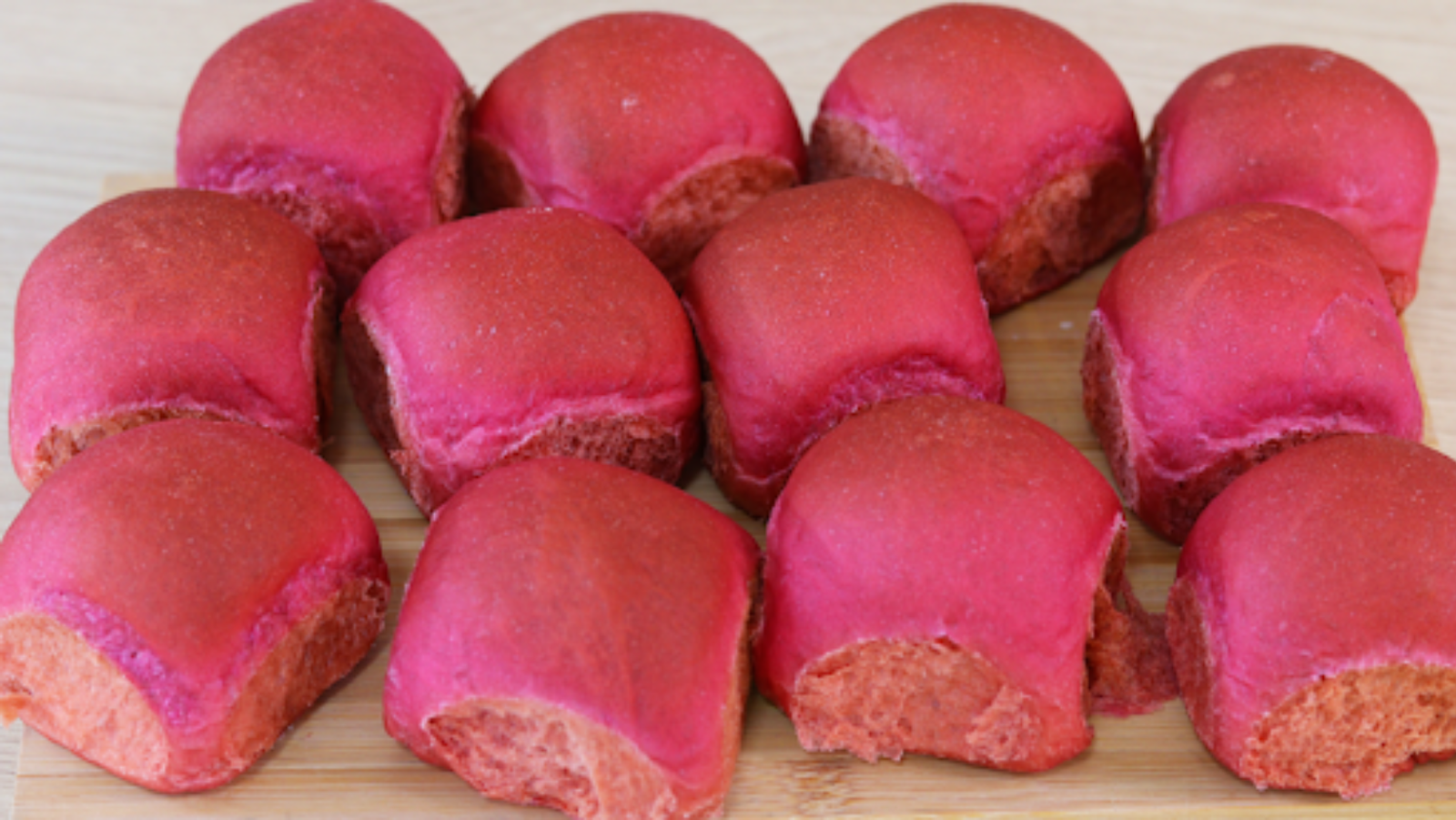 Esse Pão de Beterraba Rosa é Tão Lindo e Fofinho Que Todo Mundo Tira Foto Antes de Comer!