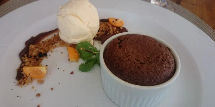 Fiz Esse Petit Gateau Caseiro e Todo Mundo Gritou “Meu Deus, Tá Derretendo Tudo!” Quando Cortou!