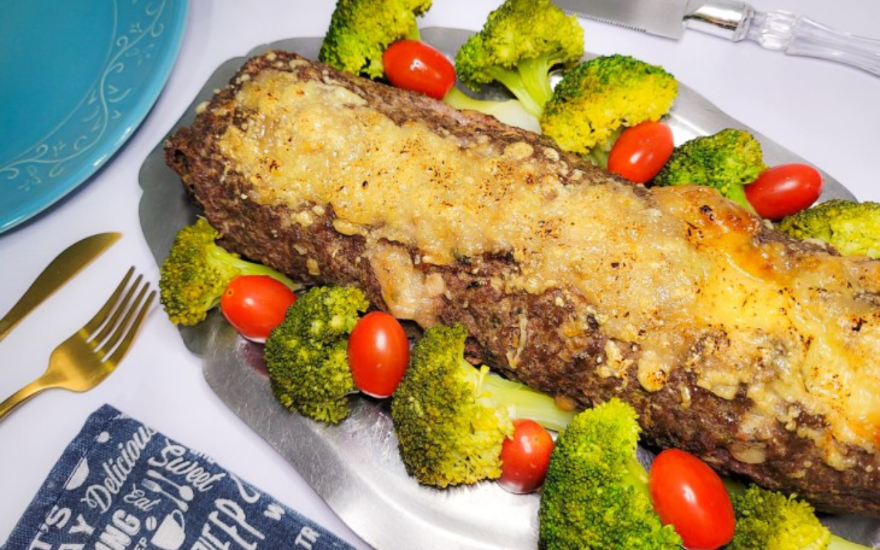 Esse Rocambole de Carne Moída com Provolone Fica Tão Suculento Que Some da Mesa de Natal – Todo Mundo apaixona no sabor!