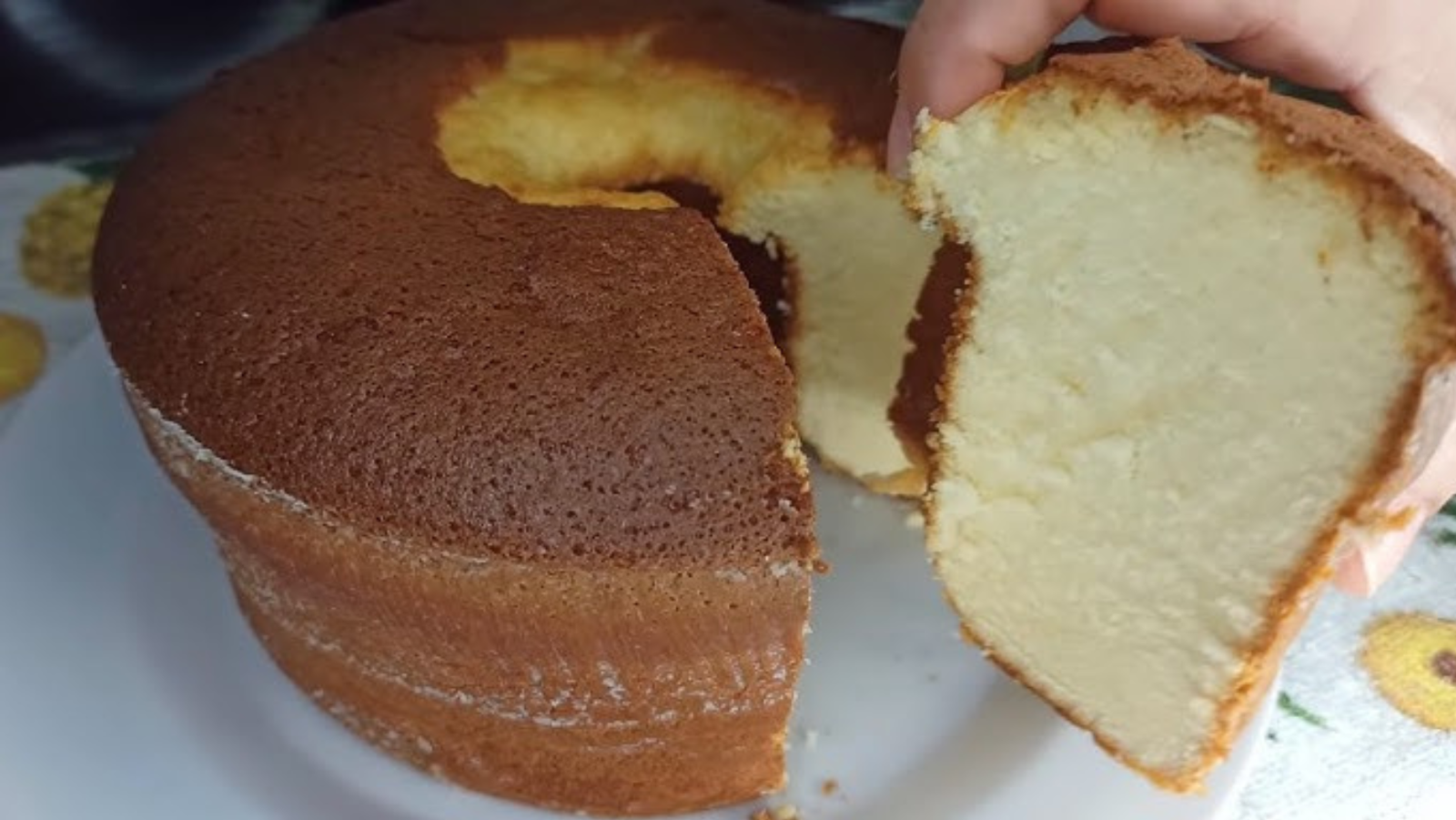 Esse Bolo Fofinho de 3 Ingredientes é Tão Macio Que Desaparece do Prato no Café da Manhã!