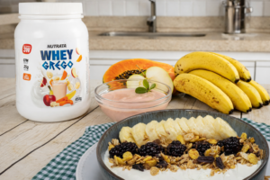 Bowl de Iogurte Grego com Whey Tão Cremoso e Proteico que Vai Virar Seu Lanche Preferido da Tarde – Saciedade Garantida Sem Culpa!