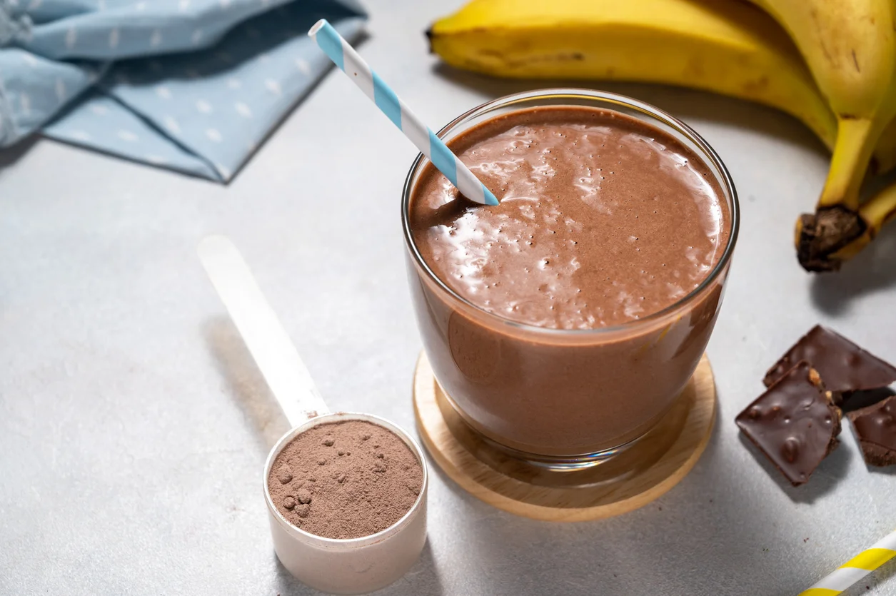 Shake Proteico de Chocolate Tão Cremoso e Gostoso que Parece Milkshake de Sorveteria – Mata a Vontade de Doce e Ainda Ajuda nos Treinos!