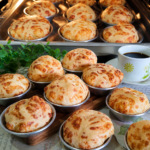 Pão de Queijo de Forminha Macio por Dentro e Crocante por Fora!