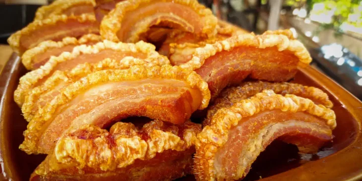 https://tudotrembao.com/torresmo-na-airfryer-sem-fritura-em-oleo-crocante-suculento-e-tao-delicioso-que-vai-sumir-da-mesa/