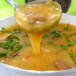 Caldo de Mandioca com Linguiça e Bacon, o caldo ideal nesse friozinho!