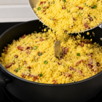 Cuscuz de Frigideira Recheado com Calabresa, Ninguém Quer Parar de Comer!