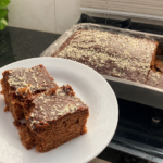 Bolo de Chocolate com Farofa Crocante: Receita Fofinha e Fácil de Fazer