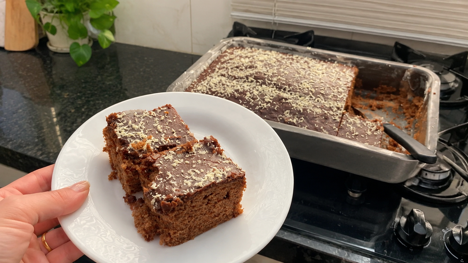 Bolo de Chocolate com Farofa Crocante: Receita Fofinha e Fácil de Fazer